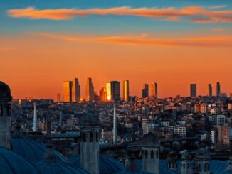 Blick auf die Skyline von Istanbul mit modernen Hochhäusern im Abendlicht und historischen Dächern im Vordergrund