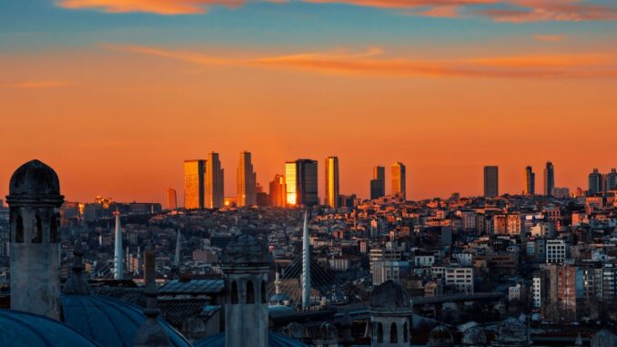 Haartransplantationskliniken in der Türkei Blick auf die Skyline von Istanbul mit modernen Hochhäusern im Abendlicht und historischen Dächern im Vordergrund